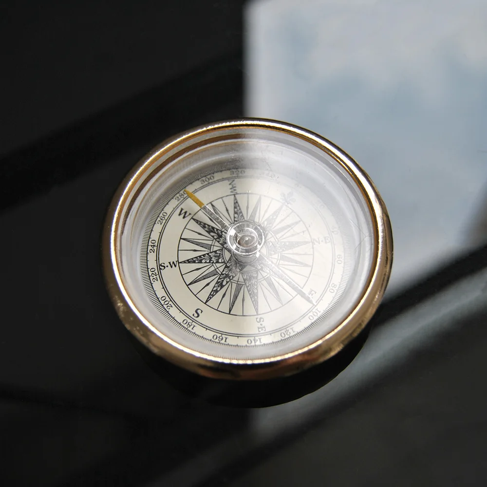 Portable Antique Aluminum Pocket Compass Golden Qibla with OEM Packing Services for Outdoor Usage