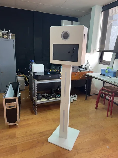 Wholesale Dslr Photobooth Shell Portable 15.6 Inch Selfie Photo Booth for Wedding Party