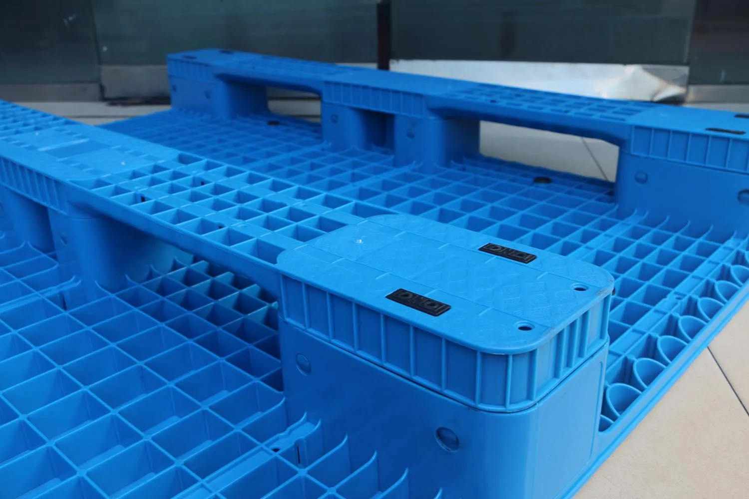 NEXARA 4t Load Capacity HDPE Warehouse Storage Racking 22KG 1500*1300*170mm Euro Plastic Pallet Flat Surface Single Faced 4-Way