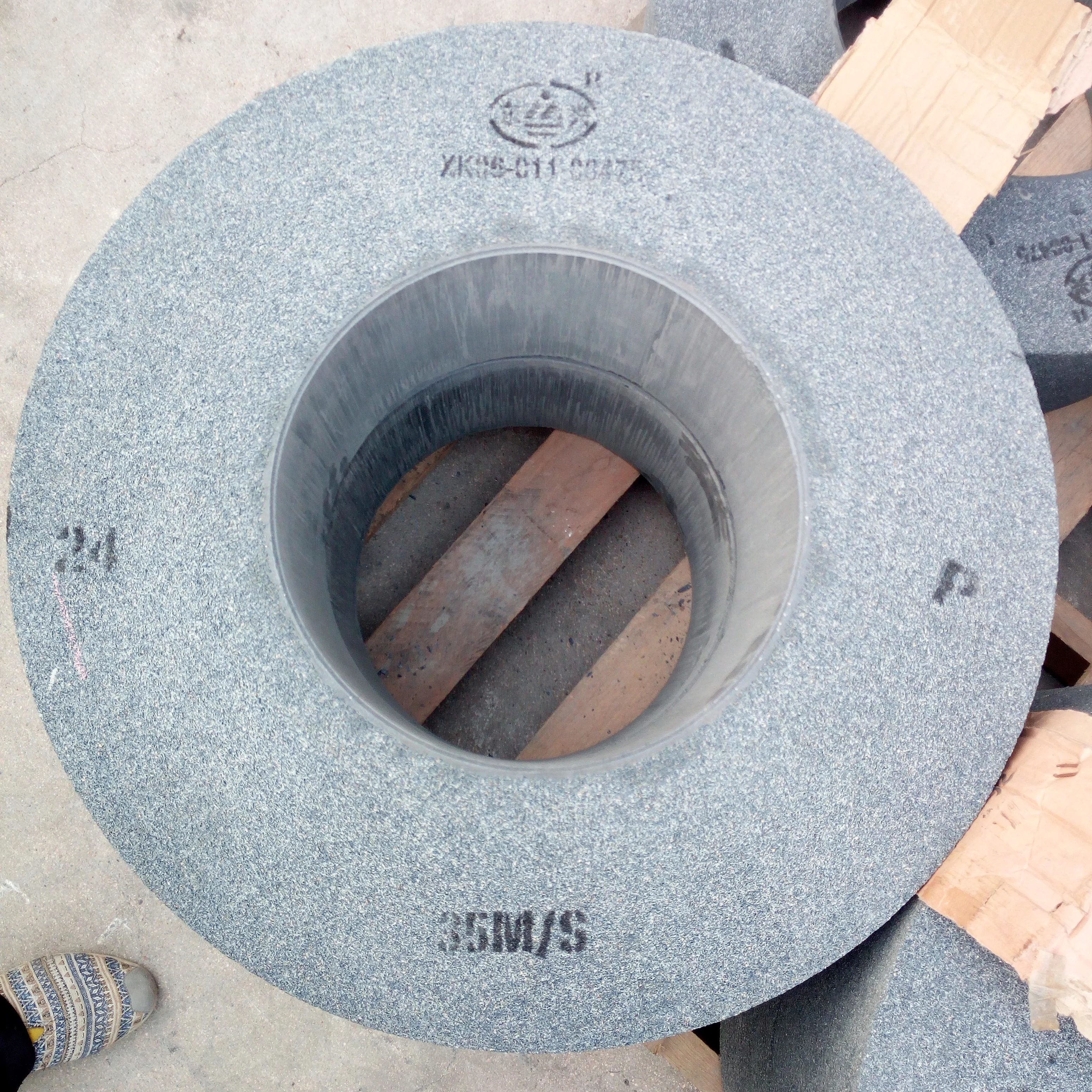 500X150X305mm Abrasive Ceramic Bonded Centerless Grinding Wheel for Cast Iron Precision Metal Polishing Round Tube