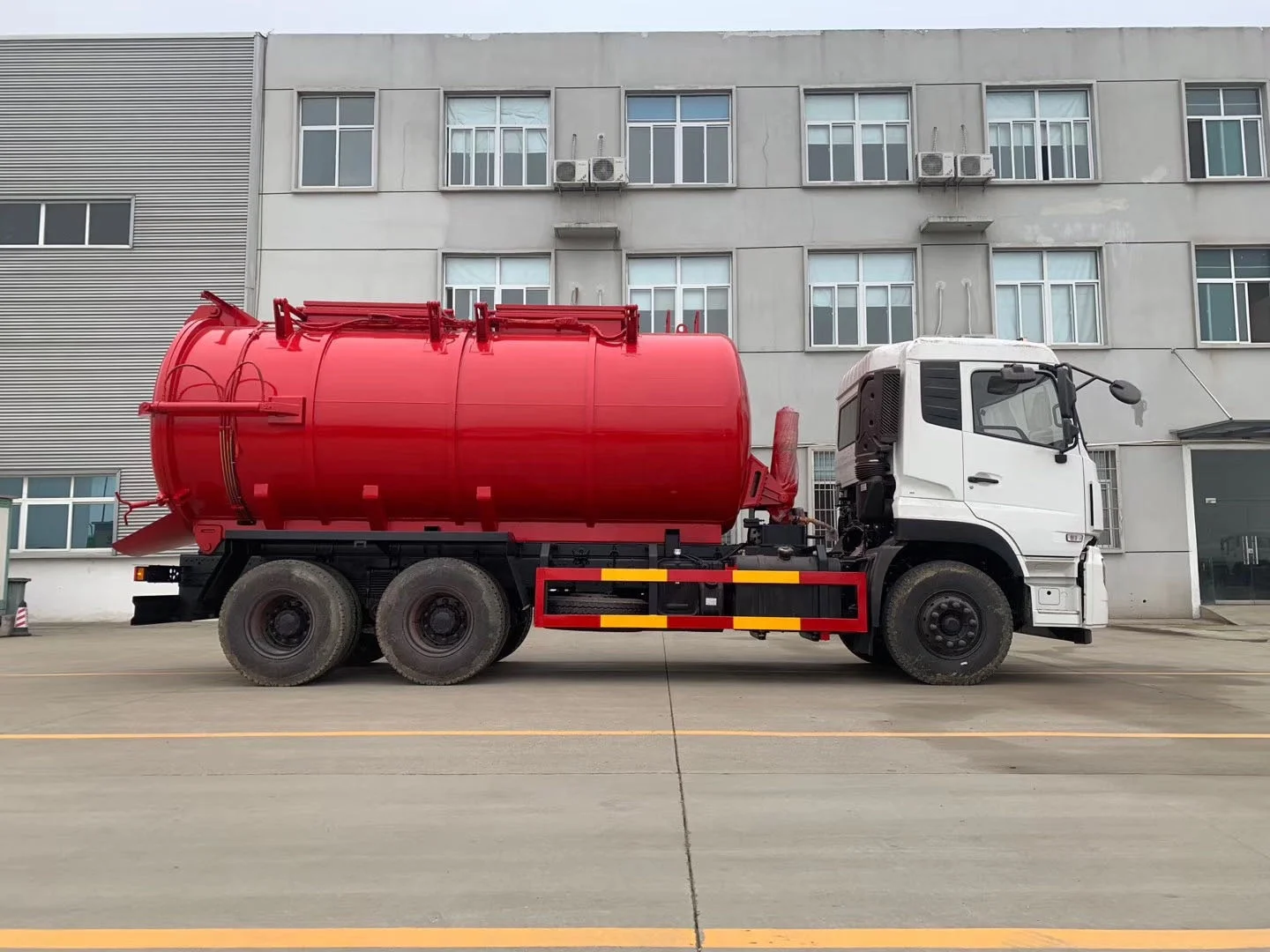 right hand drive sewage suction truck  20  cmb dongfeng Vacuum  sewage suction tanker  truck 6x4
