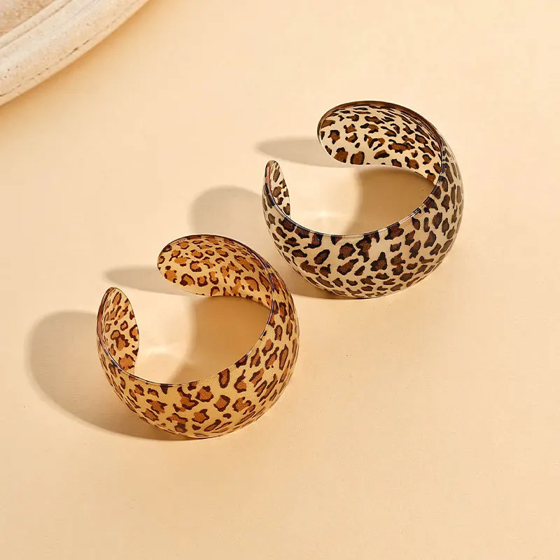 2024 Wholesale Leopard Print C Shape Resin Bracelet Bangles Simple Stripe Acrylic Wide Chunky Open Bangles for Ladies