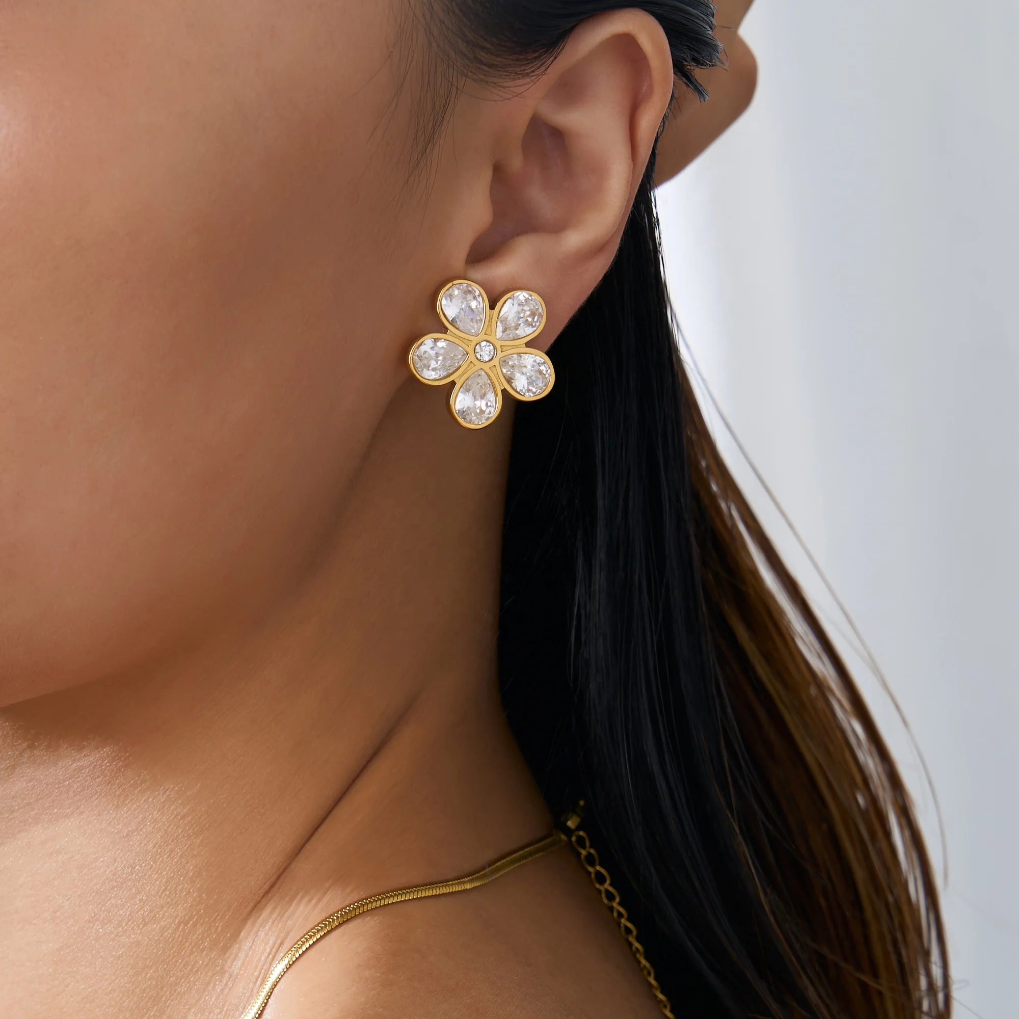 2024 Dazan New 18k Gold Plated Hypoallergenic Stainless Steel Korean Cute High Quality Flower Daisy Stud Earrings Daily For Girl