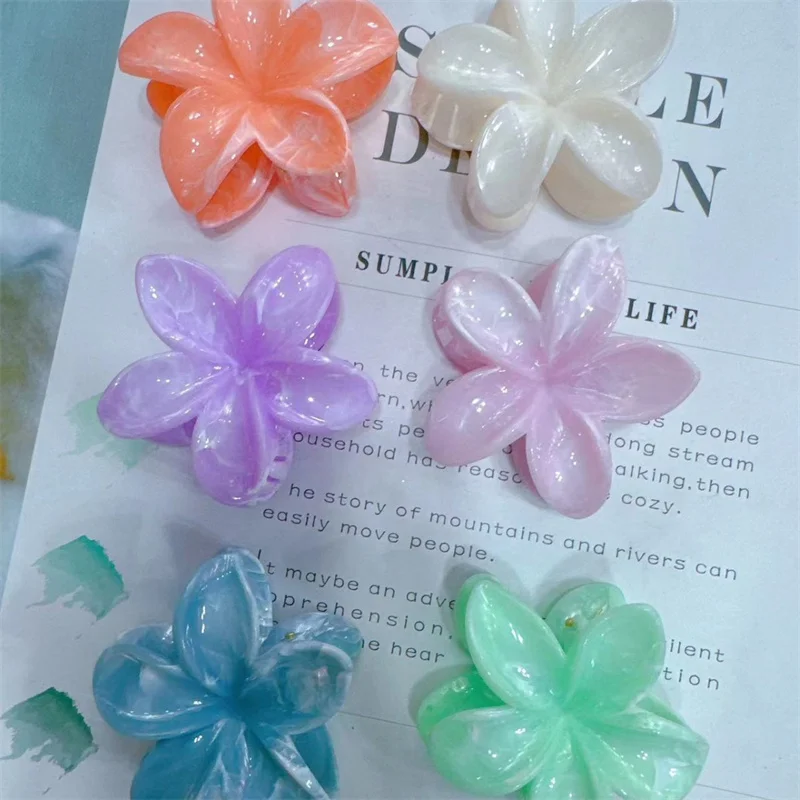Luoyan Wholesale Hawaiian Beach Jewelry Hair Claw Clips Hair Accessories For Women 8cm Plastic Flower Hair Claw Clip