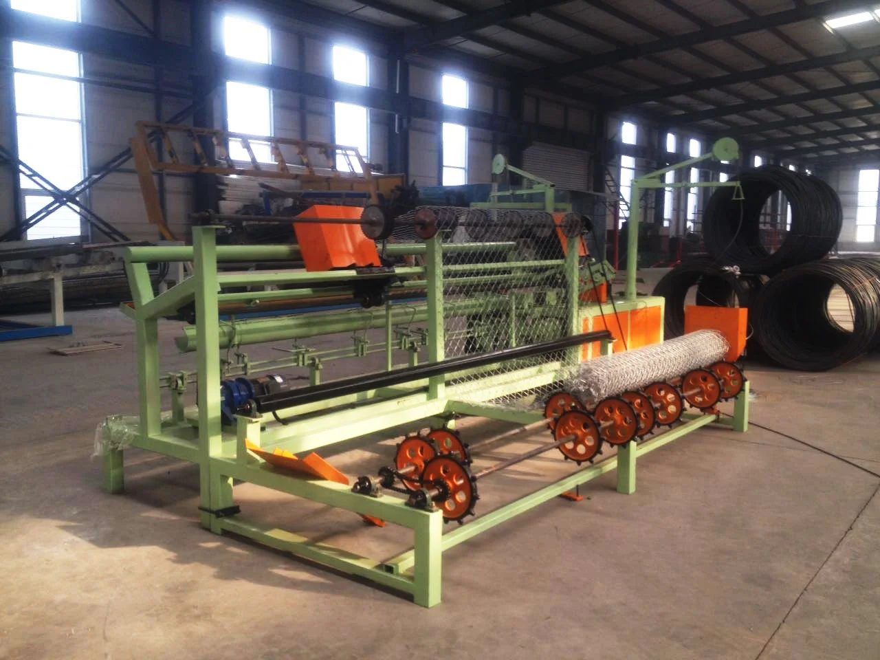 Automatic chain link wire mesh weaving and fence making machine