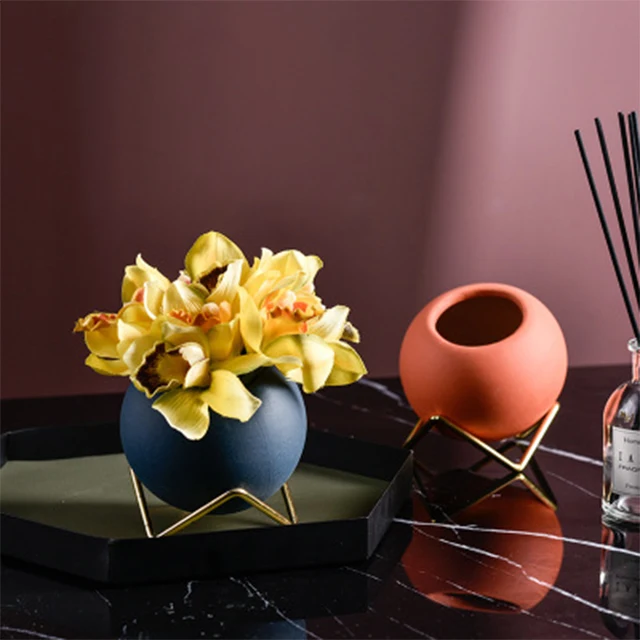 European-Style Round Ball Iron Tabletop Bracket Adorns Ceramic Vase