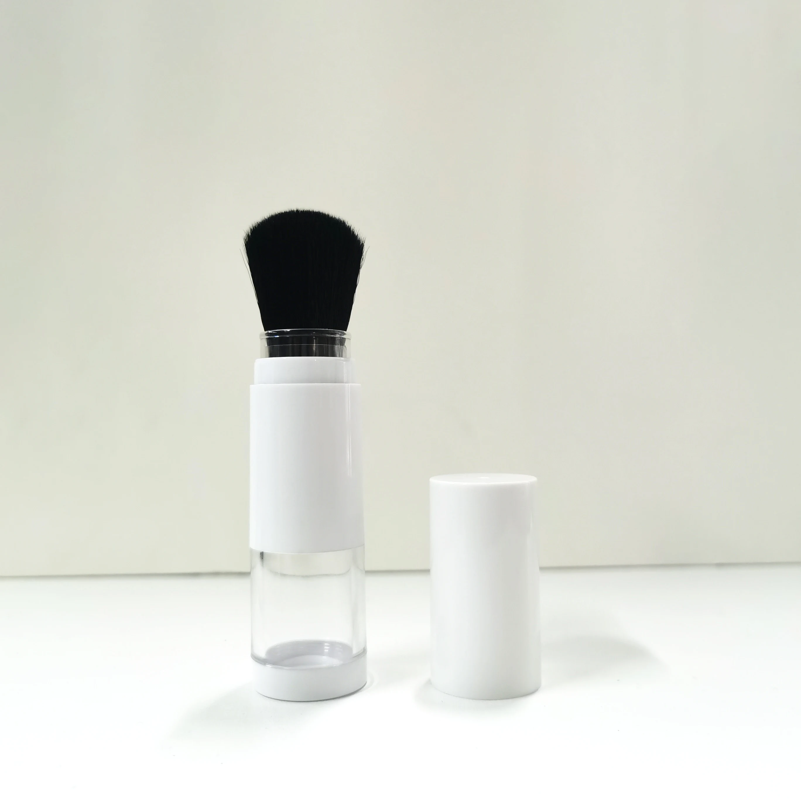 Wholesale Portable Retractable Sunscreen Stick Cosmetic OEM Makeup Beauty Setting Brush with Loose Powder Bottle Container