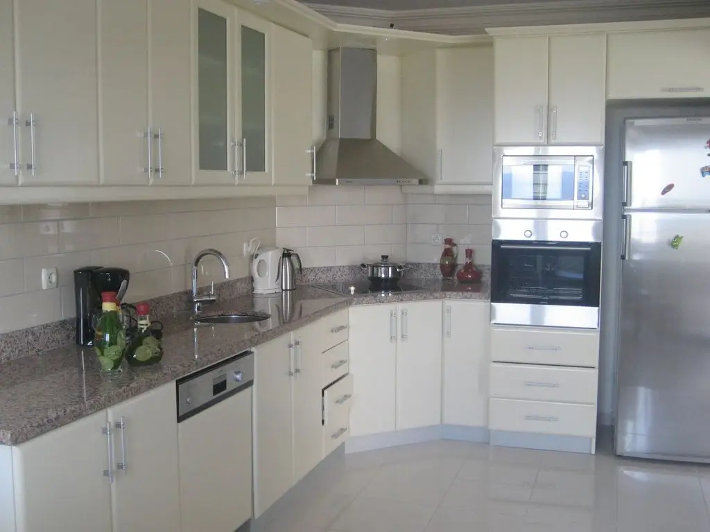 Australian apartment project high gloss 2 pac white kitchen furniture cabinet