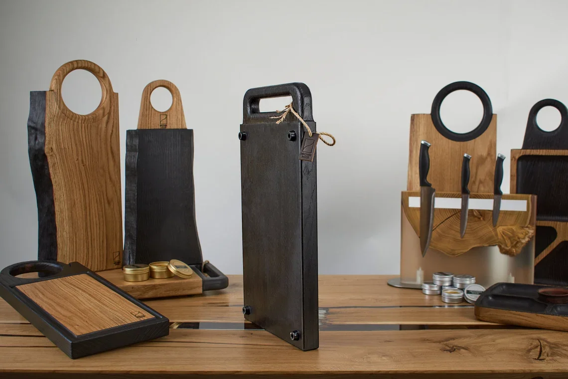 Natural Wood Chopping Board with Handle Massive Black Cutting Board Oak Charcuterie Tray Custom Engraved Kitchen Chopping Board