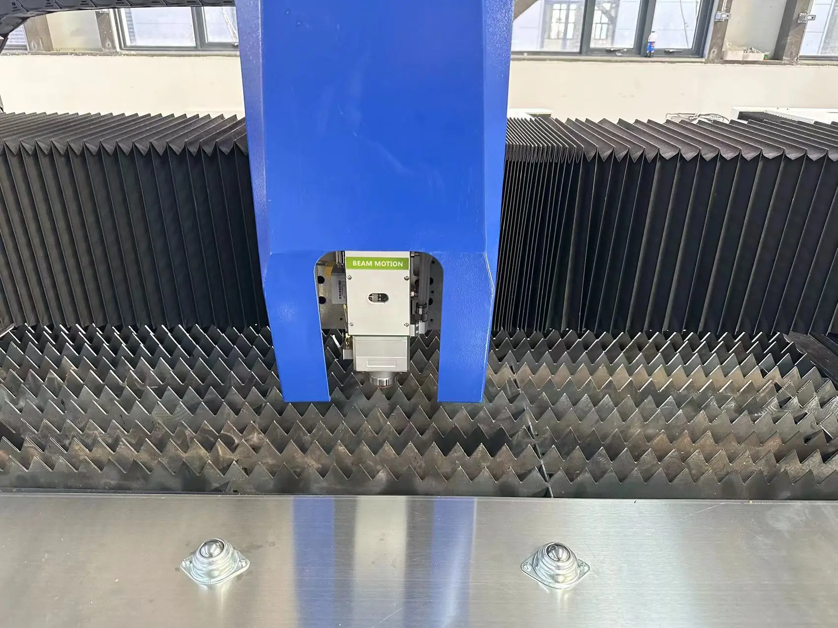 Low Price 1500W 2KW 6000W Stainless Steel Iron Metal Sheet Fiber Laser Metal Cutting Machine Price with  IPG Raycus Laser Source