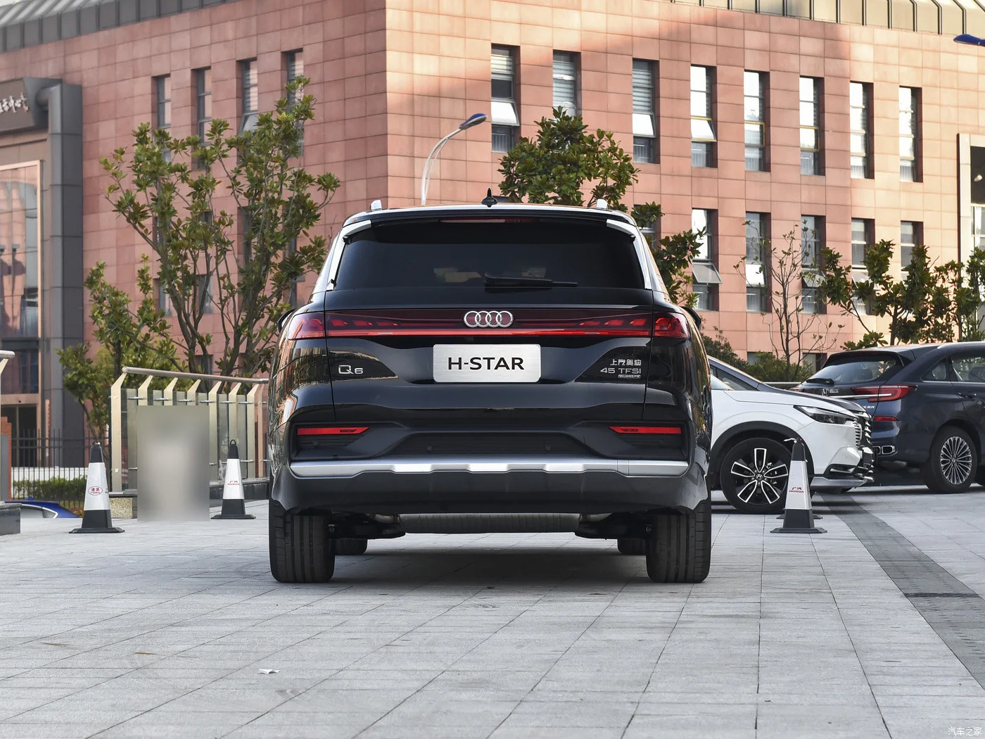 Лидер продаж 2024 автомобиль Audi Q6 40 TFSI внедорожник с низким пробегом хорошее состояние заводской багажом на крышу из алюминиевого сплава