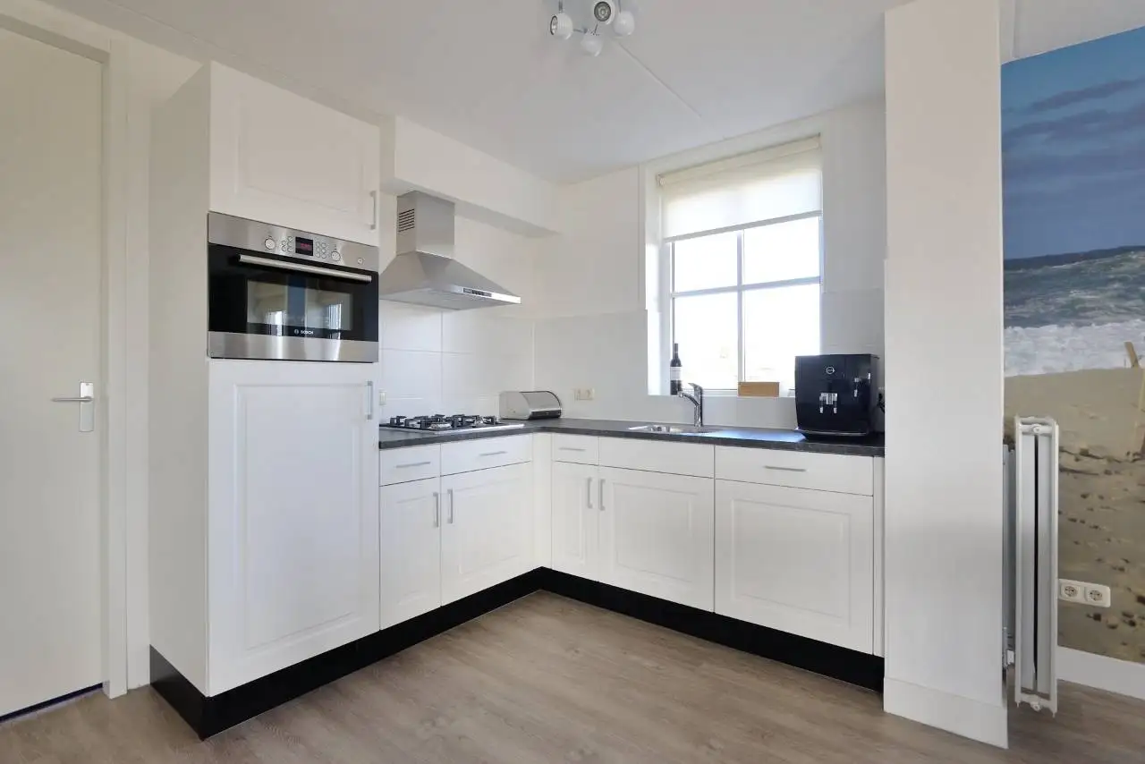 Free design U shape kitchen Europe white painted lower door kitchen cabinet with stainless steel knobs