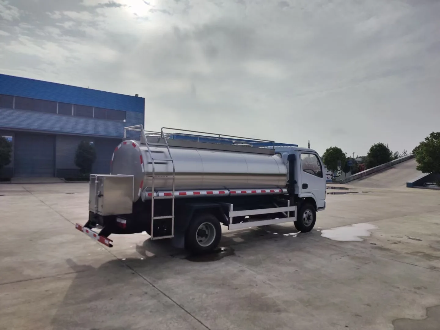 cheap price foodgrade stainless steel drinking Water Truck 5000L NEW dongfeng fresh milk tanker truck price water bowser tanker