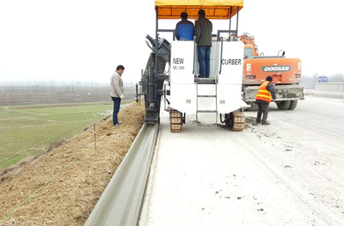 Concrete slip form paver  3 Track concrete Curb machine curbing paving machine concrete kerb machine
