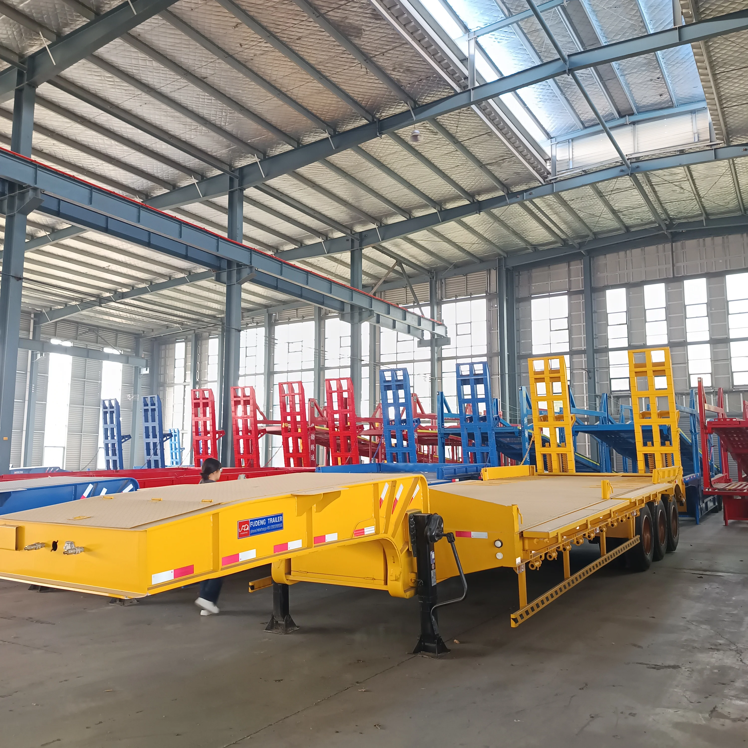 Chine 3 Axle Flat Bed Semi Trailer New Howo Sinotruk Good Price  Container Semi Truck Trailer For Sale