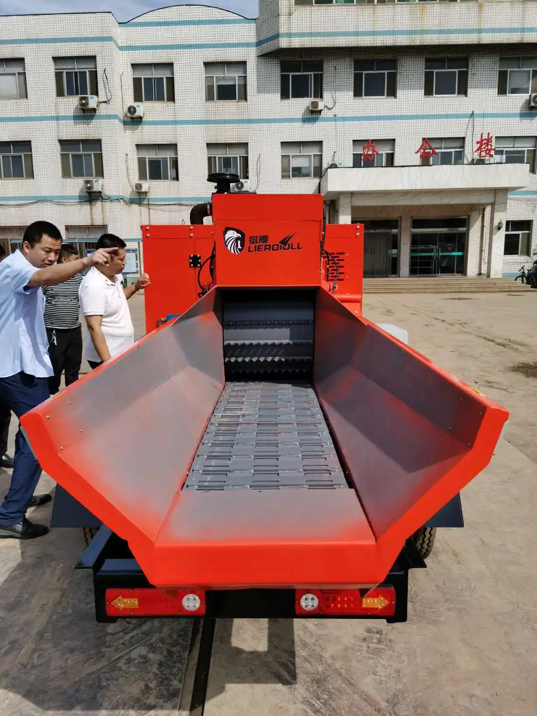 Mobile high efficient tree branches grinder machine hammer mill wood sawdust crusher for make sawdust