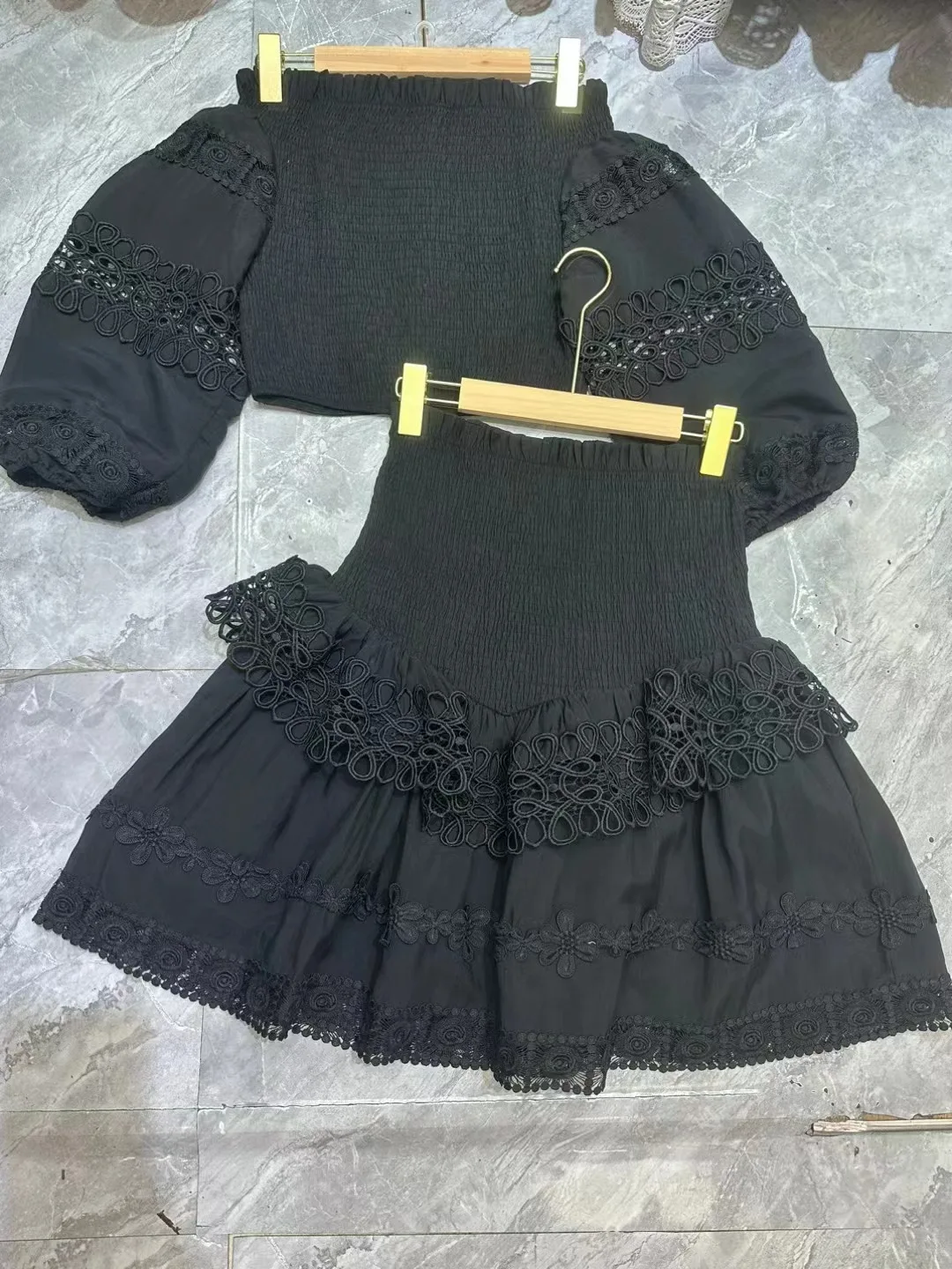 New dropshipping elegant off shoulder and lantern sleeve with elastic waist edge stitching crop top and skirt suit women