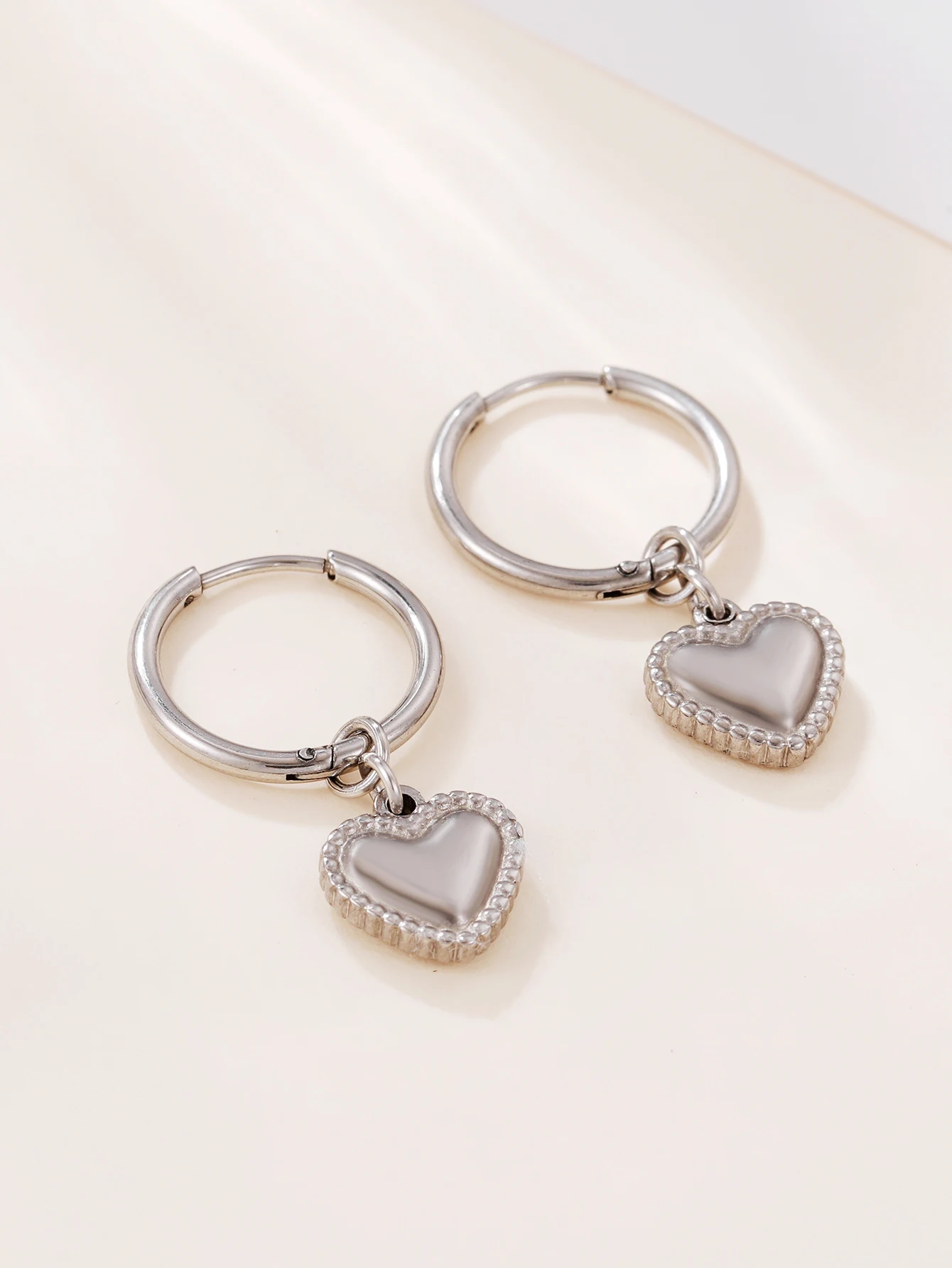 Wholesale Unisex Stainless Steel Heart Hoop Earrings Fashion Punk Style Huggie Earrings for Women Parties Gifts Anniversaries