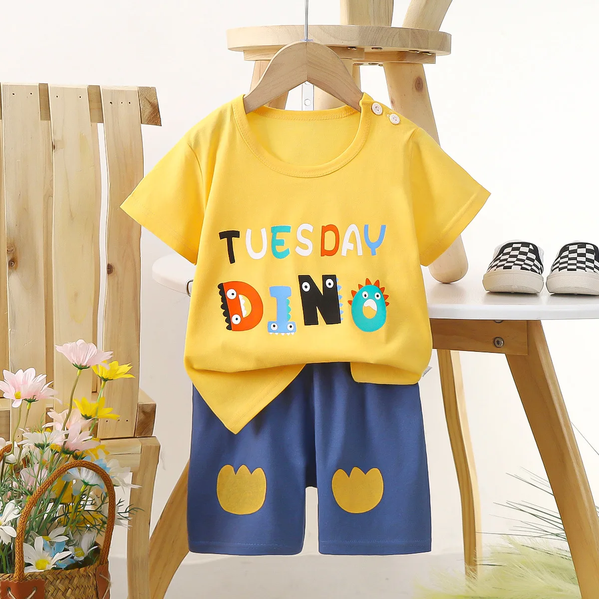 Cotton casual short sleeved cool suit, suitable for boys and girls, young children, age, lightweight T-shirt, baby clothes