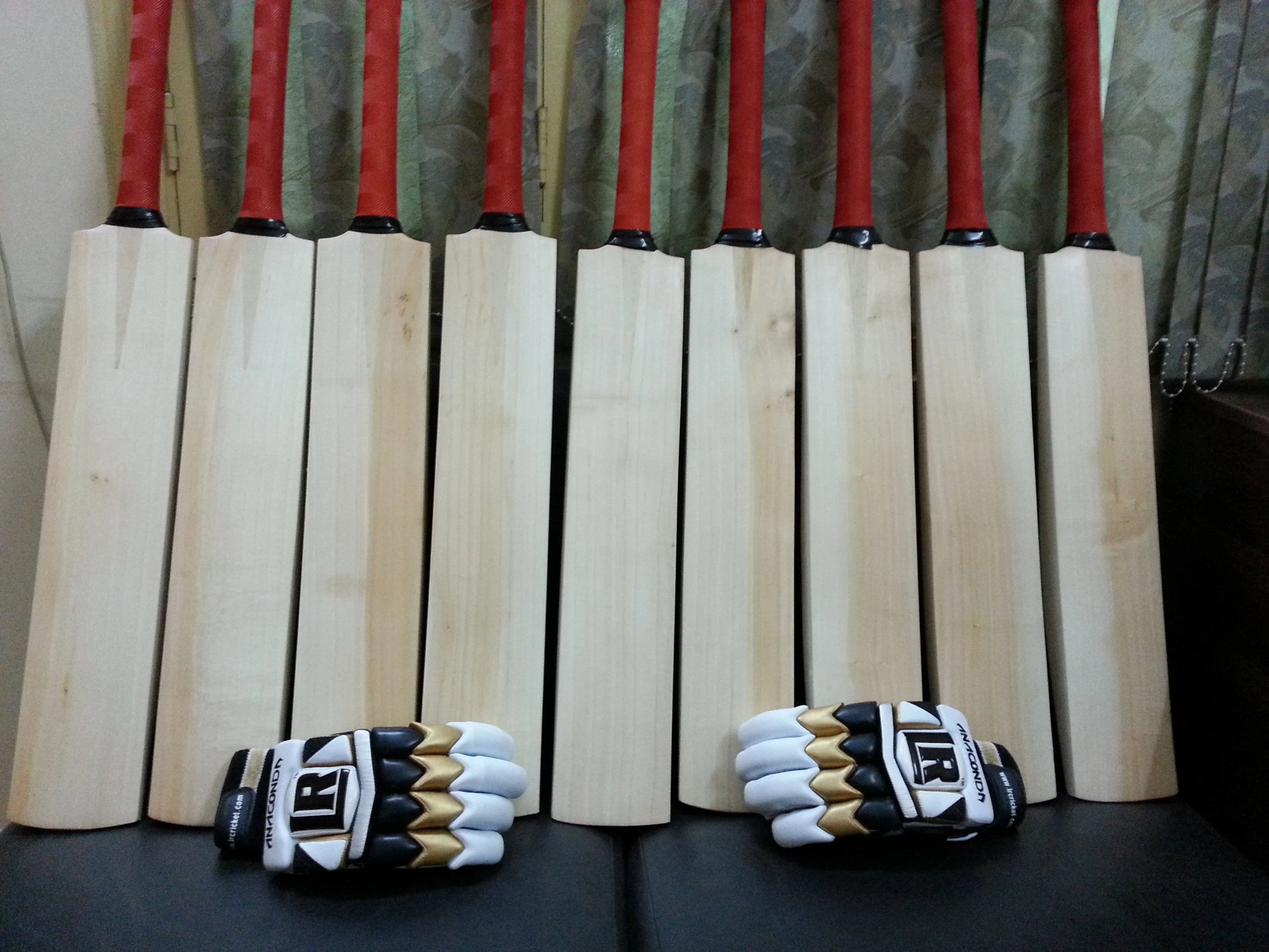 Plain English Willow Cricket Bats 2nd Grade Cricket Bats with Custom requirements High Performance Light Weight Cricket Bats A