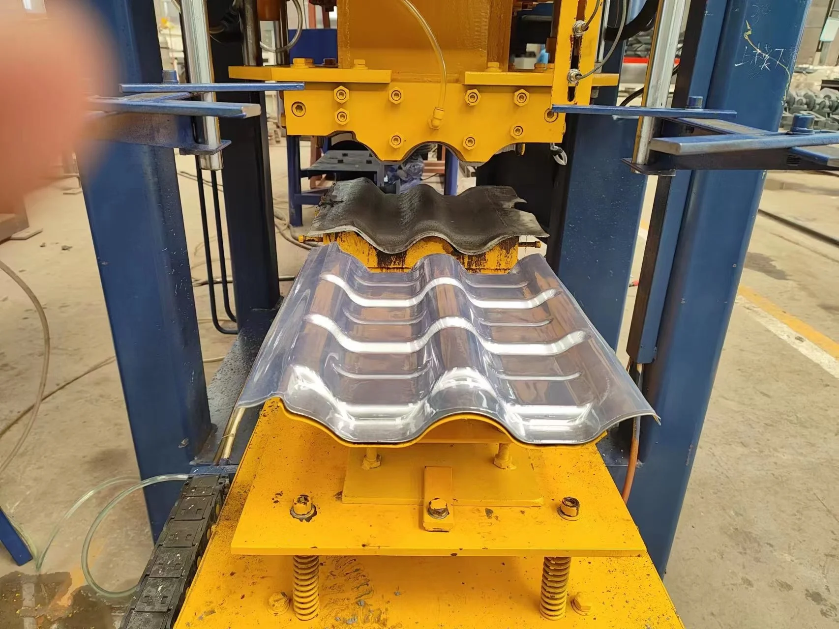 Roofing tile making machine and roof tile making machine concrete