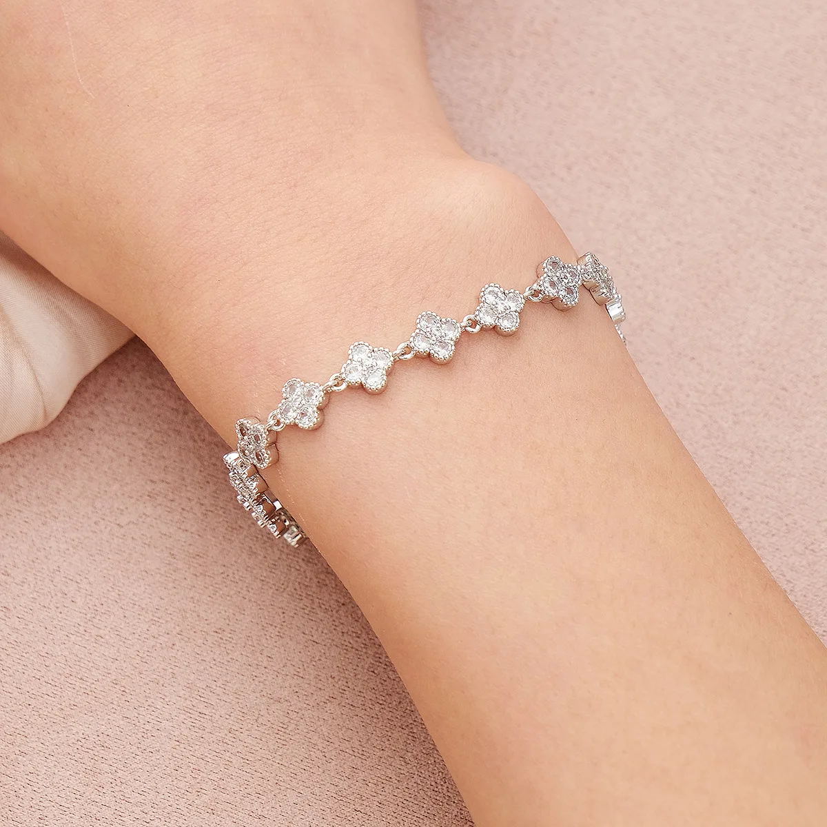 huanhuan zircon bracelet female light luxury niche jewelry high-grade love four-leaf clover thin