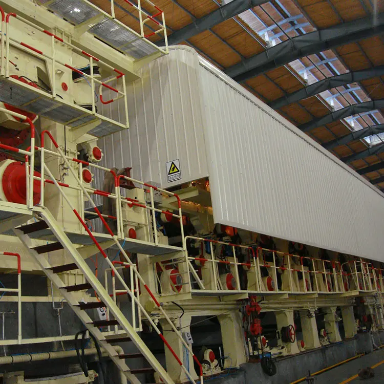 Paper and cardboard converting machine into corrugated paper