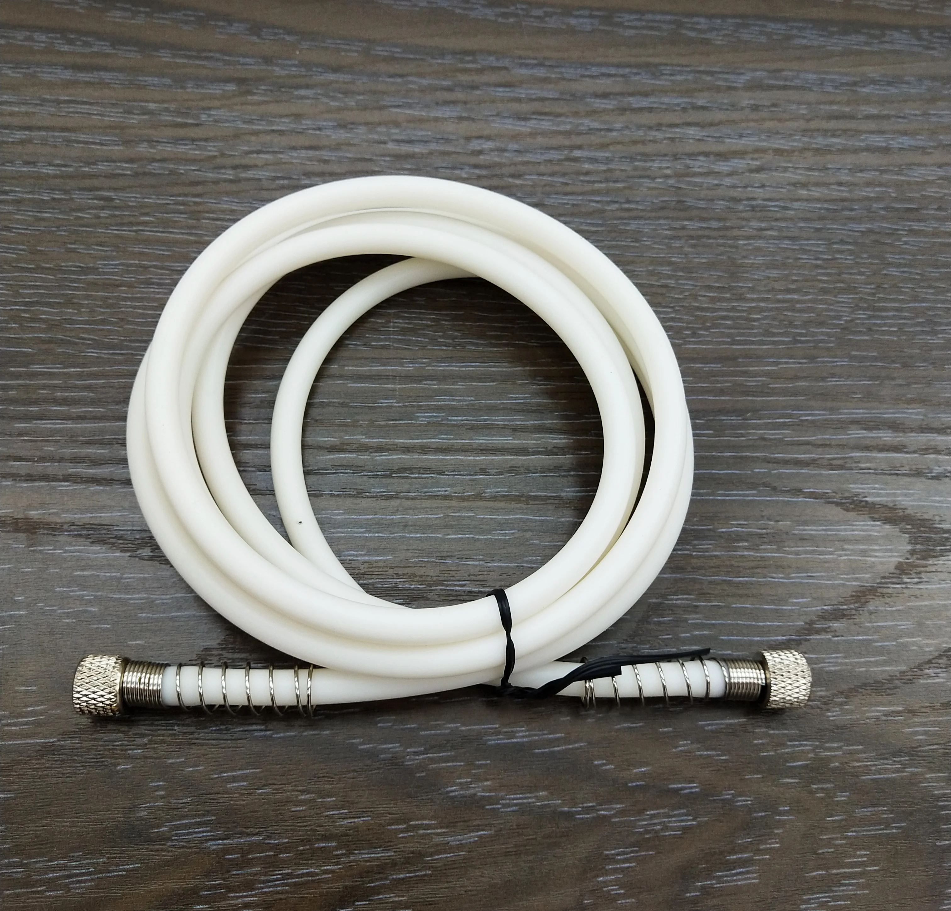 Air brush with 1.8-meter nylon braided air brush hose equipped with standard 1/8-inch size accessories at both ends