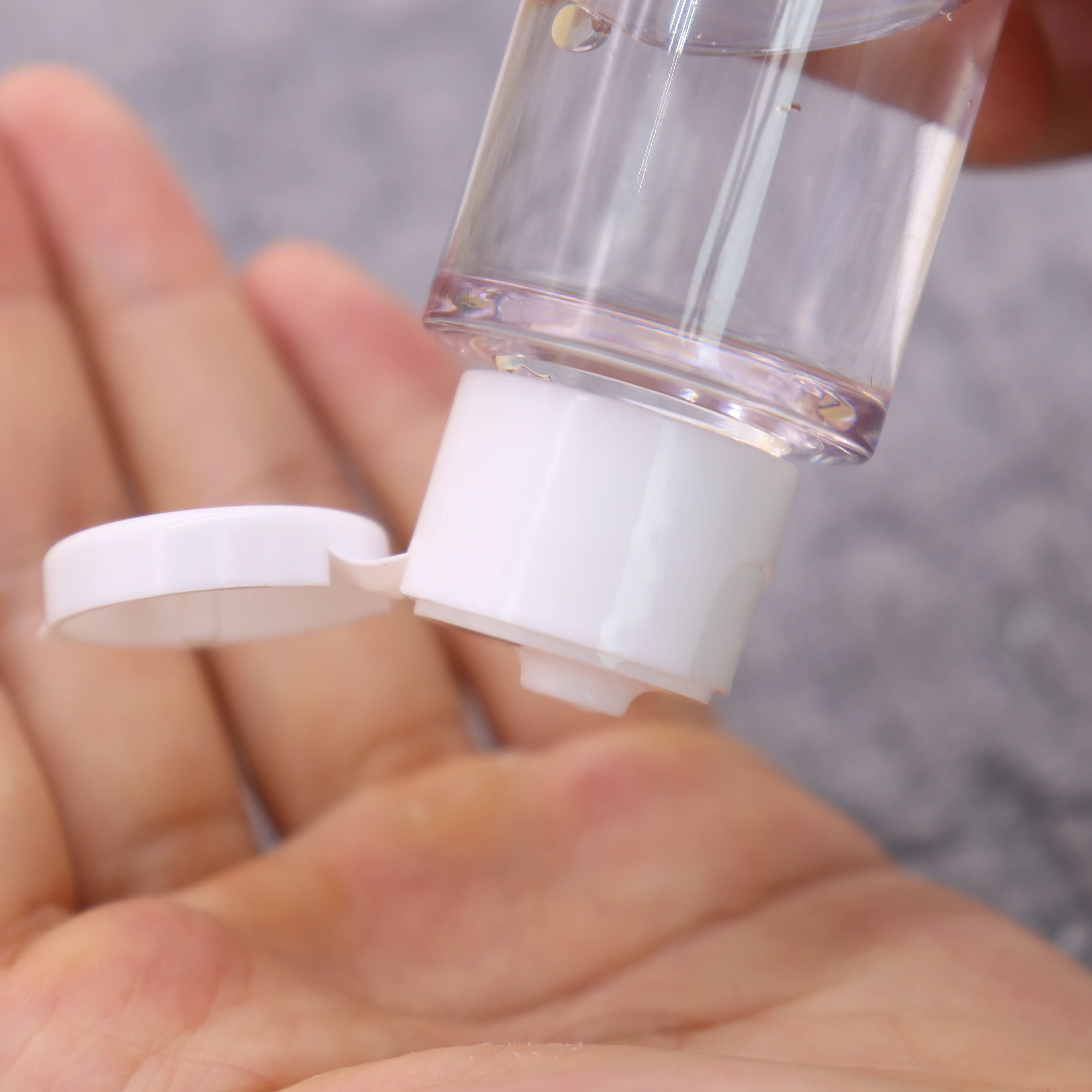 Chinese Factory Flip Top Cap 53 Mm For Sauce Ketchup , 24-410 Black Cap For Cosmetic Essential Oil Bottle