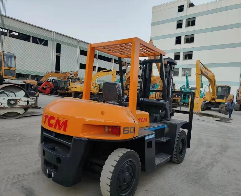 very hot sale Japan made TCM FD60 FD60Z8 6 ton used secondhand diesel forklift with solid tires