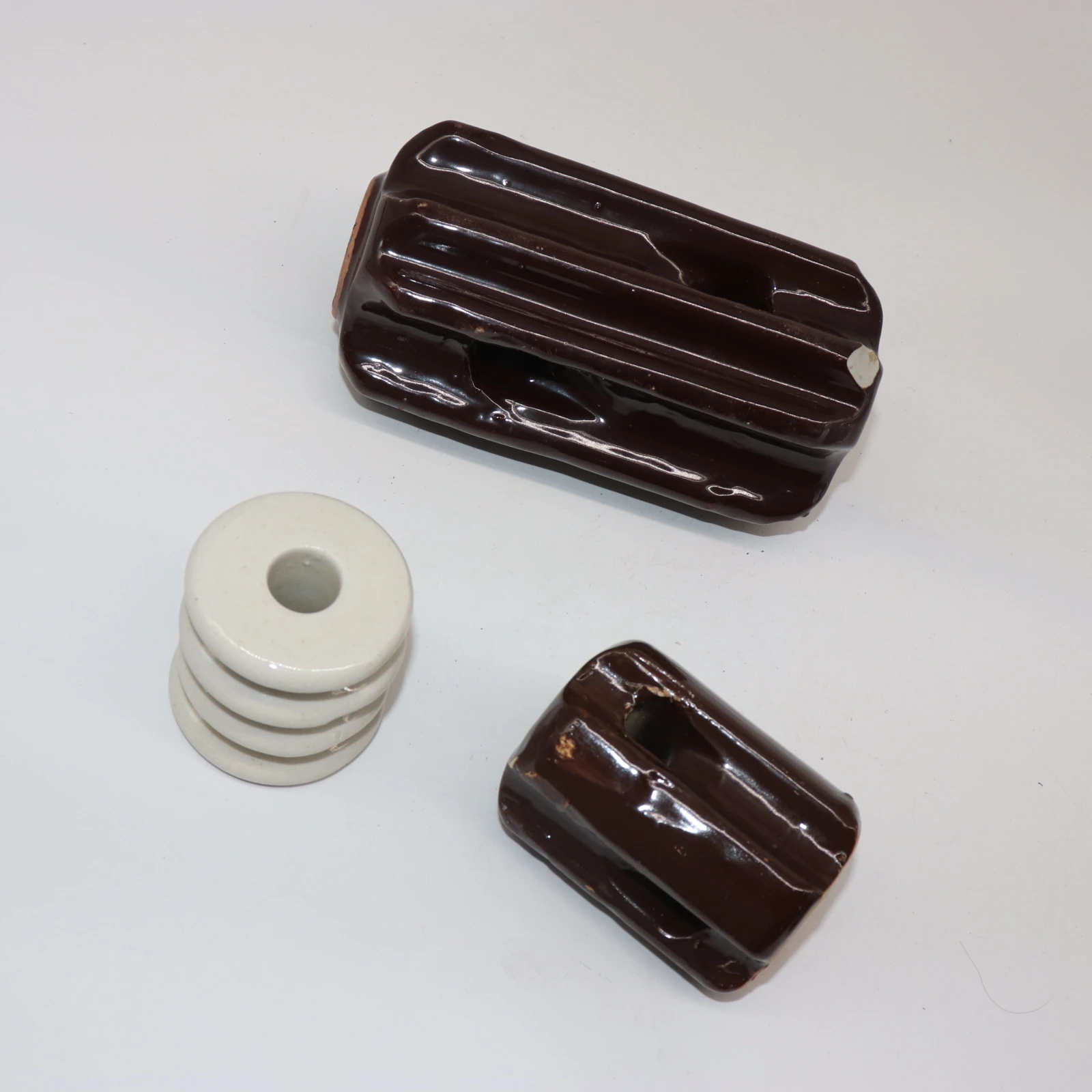 Brown color 11kV/33kV ANSI Porcelain Guy Strain Insulator / Stay Insulators / Ceramic Insulator Stay for Pole Accessories