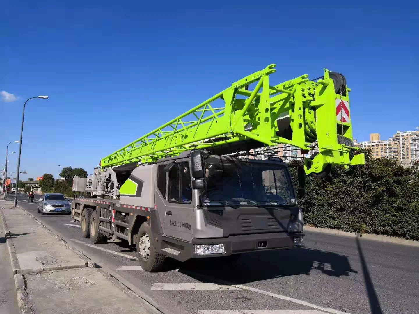 Гидравлический 25-тонный мобильный кран Грузовой ZTC251V цена