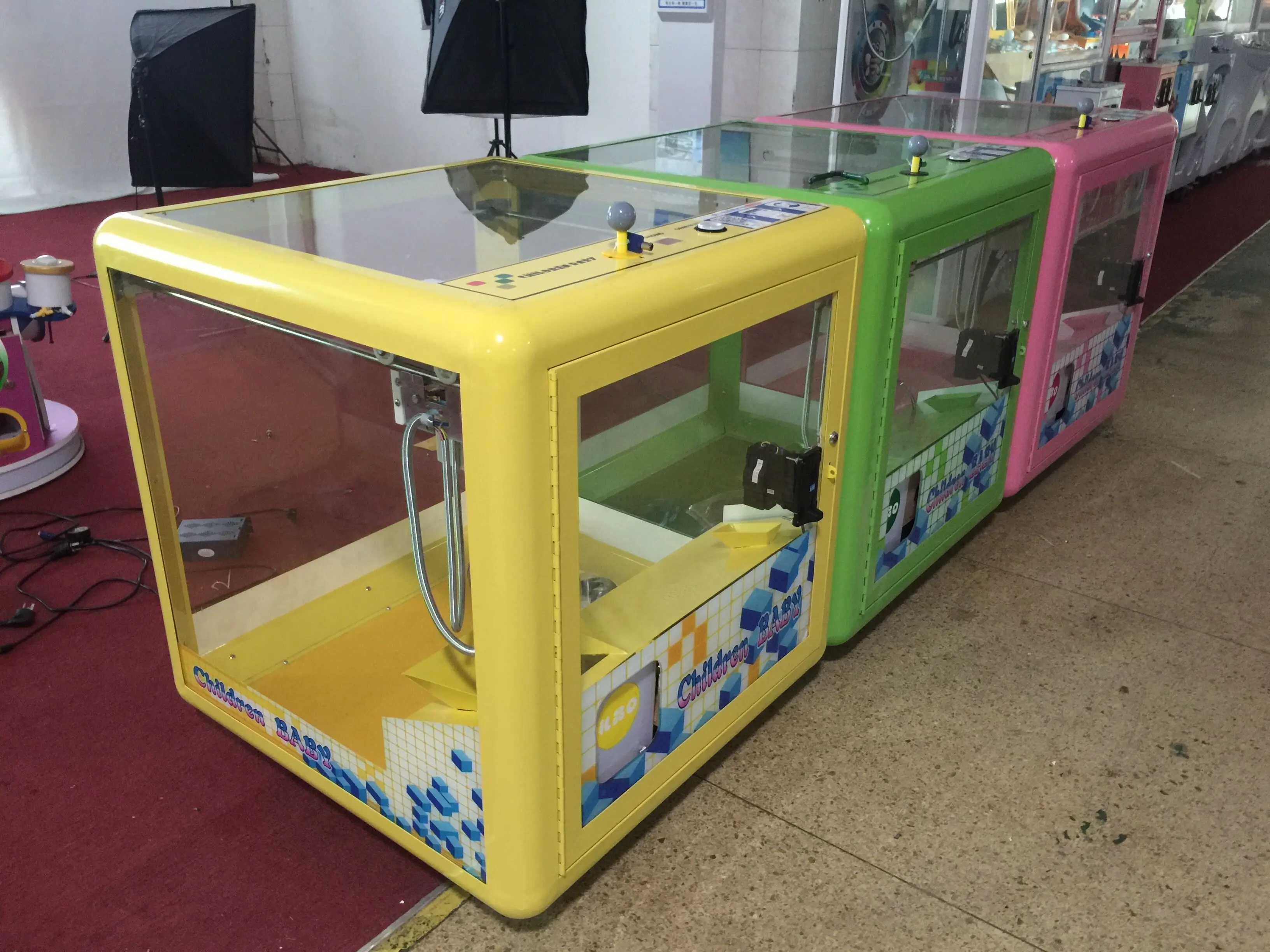 Coin Operated  Magic Cube Mini Glass Claw Crane Game Machine|Amusement Prize Gift Arcade Game Machine For Game Center