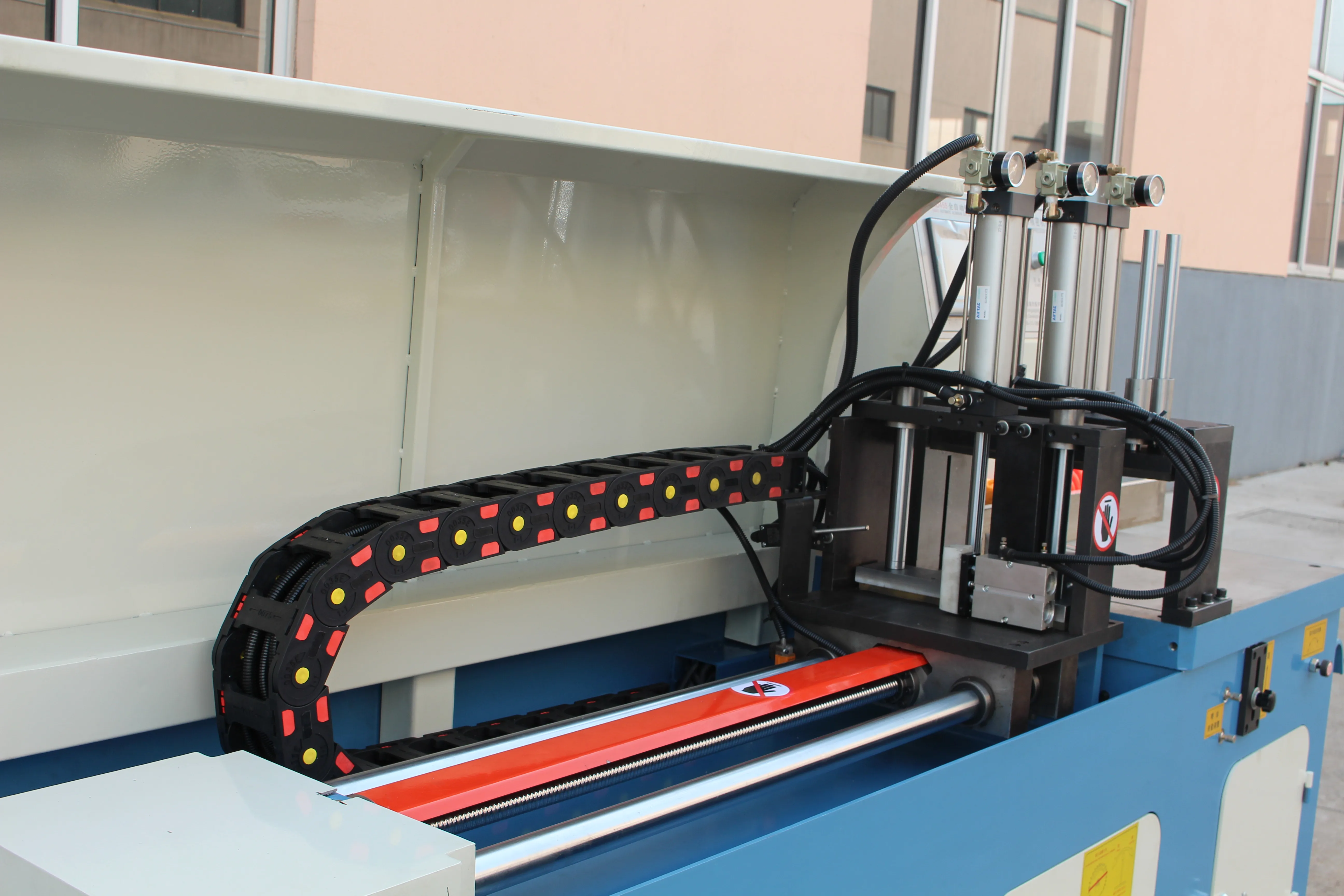 YT400 CNC Automatic aluminum profile cutting machine with cutting saw for window door