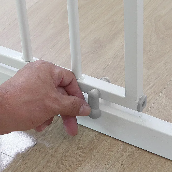 Wholesale white auto close safety extra wide indoor doorways stairs heavy duty metal baby child pet gate for dog and kids