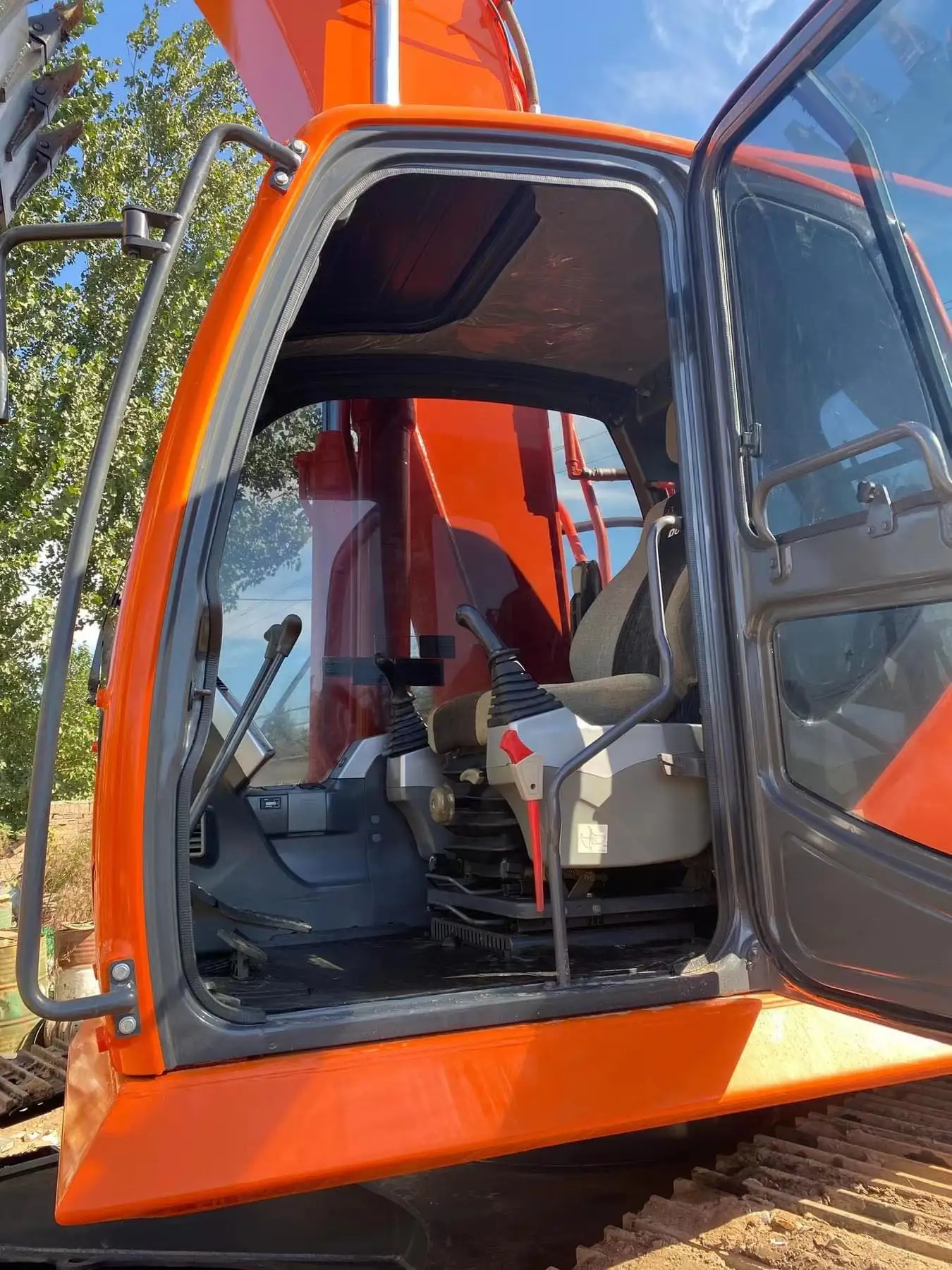 Хорошая цена подержанного оборудования Doosan DX300 экскаватор в хорошем состоянии
