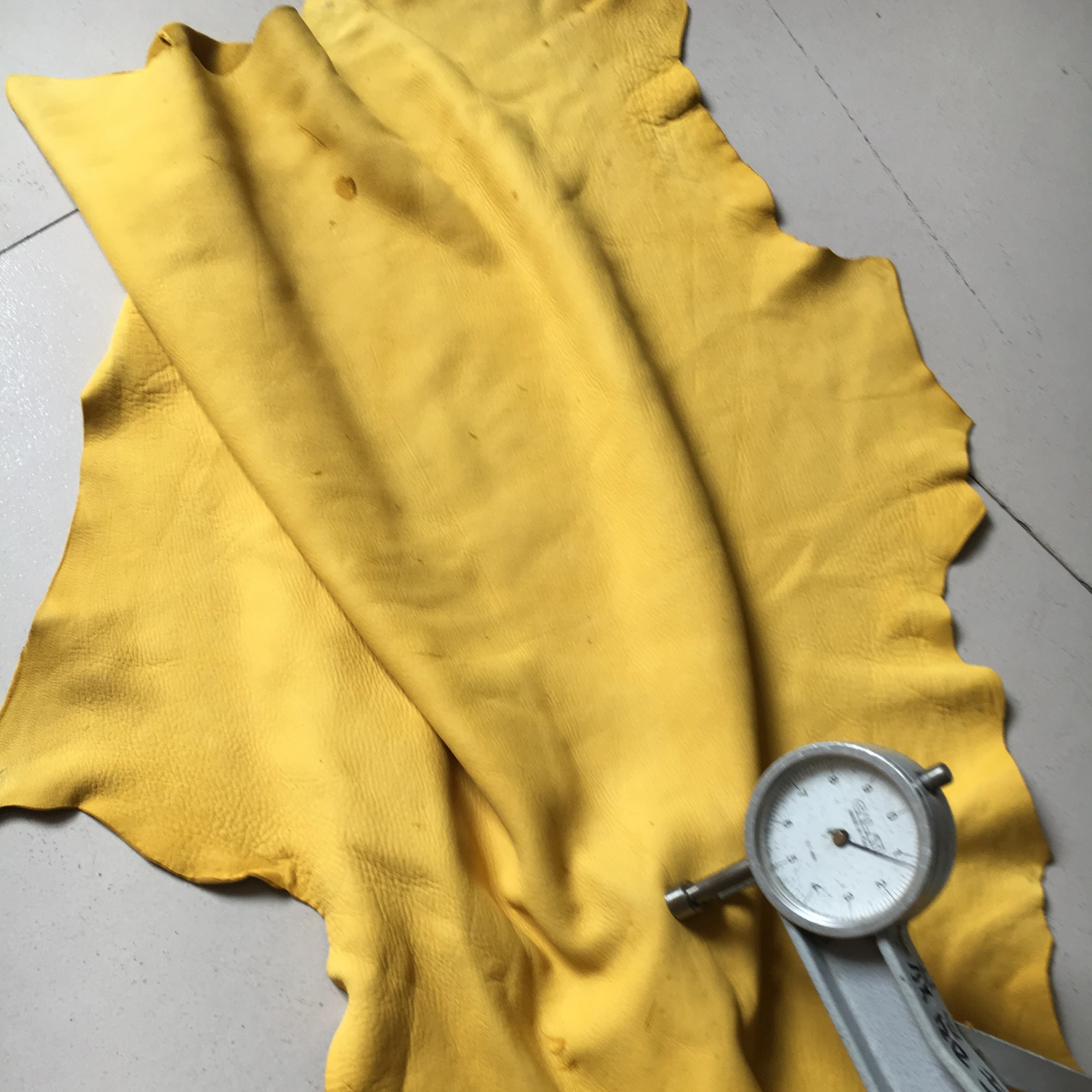 Golden yellow color chrome tanned Muntiacus Reevesi species chamois skin leather with 0.8-2.0mm for gloves