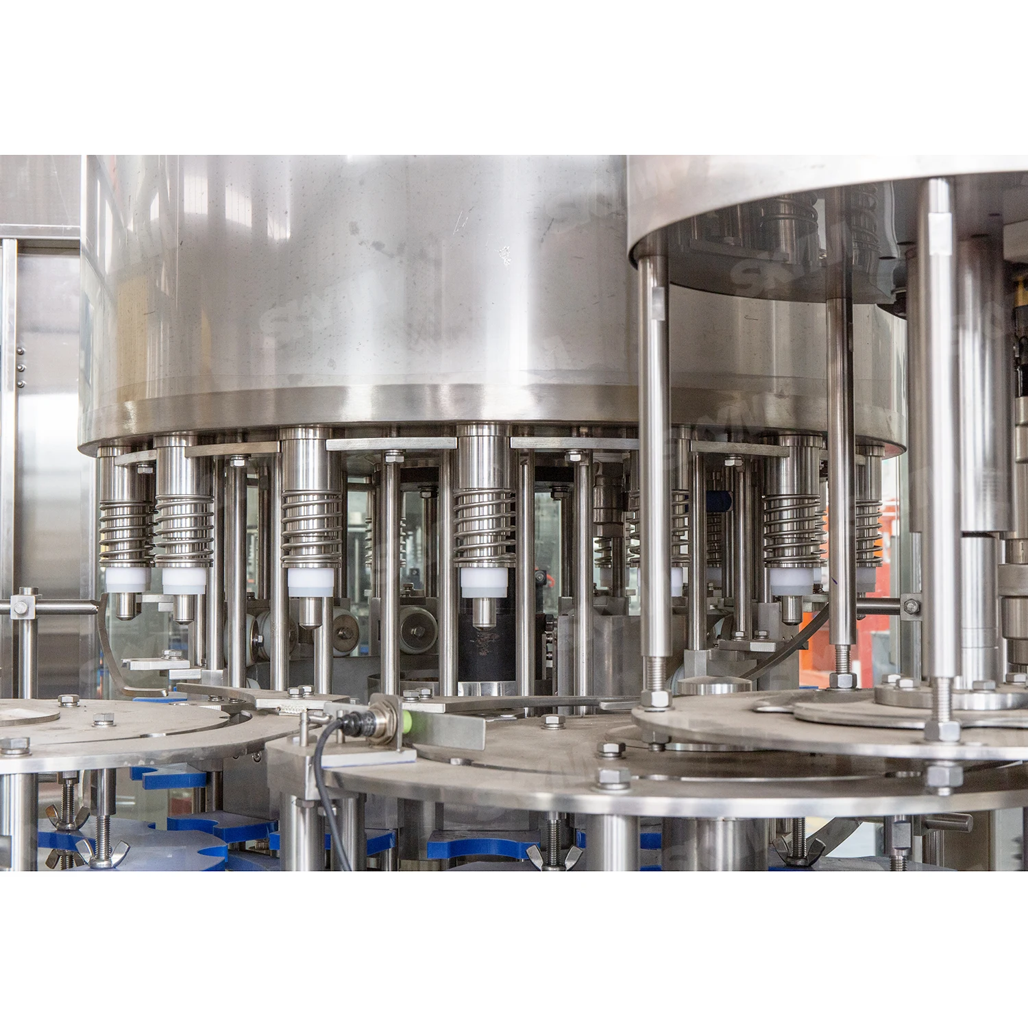 Automatic Red Bull Energy Drink Water Bottle Filling Machinery Juice Filling And Capping Machine Equipment juice production line