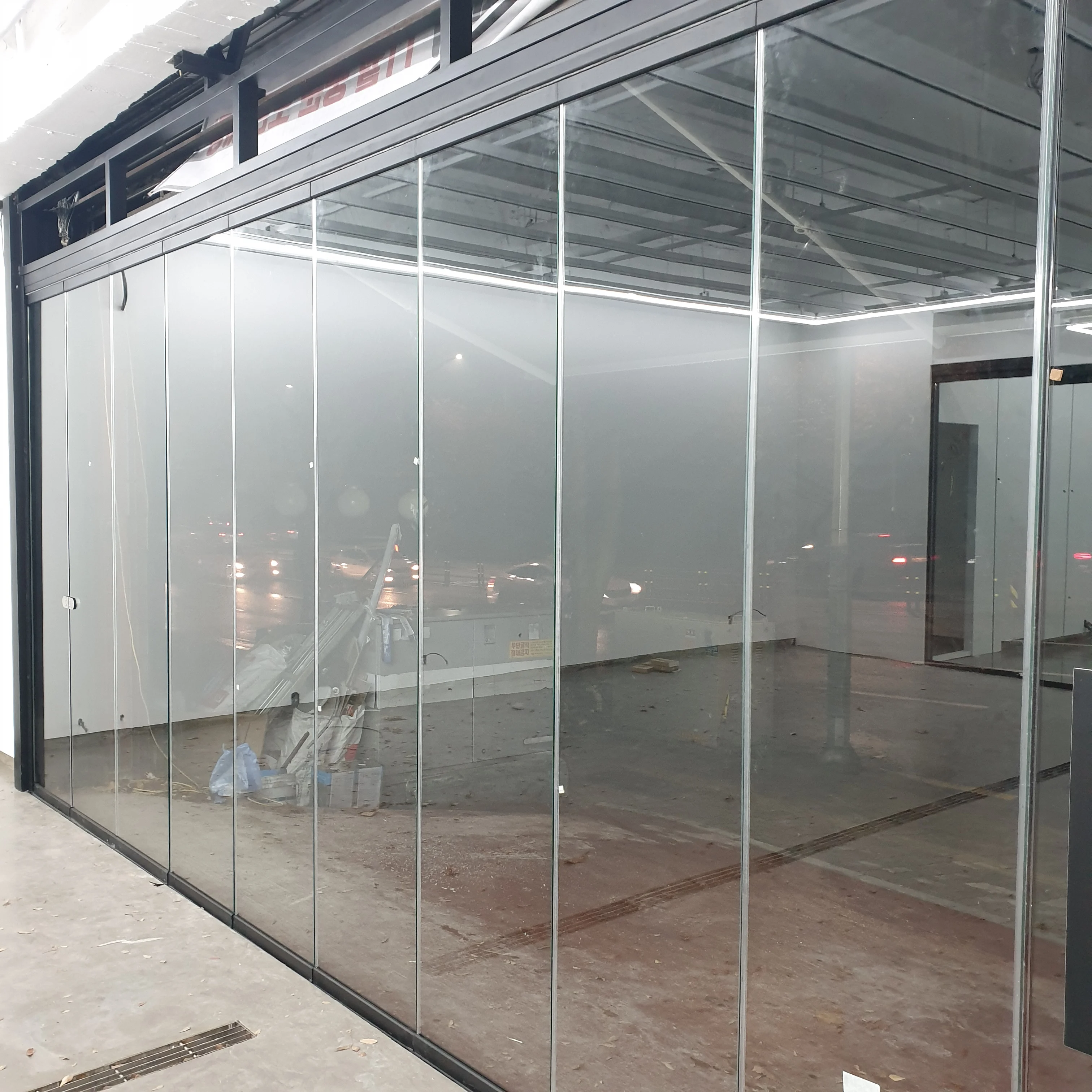 Best Frameless Folding Glass Door Sliding Used As Balcony Glazing System for Transparent View and Ventilation