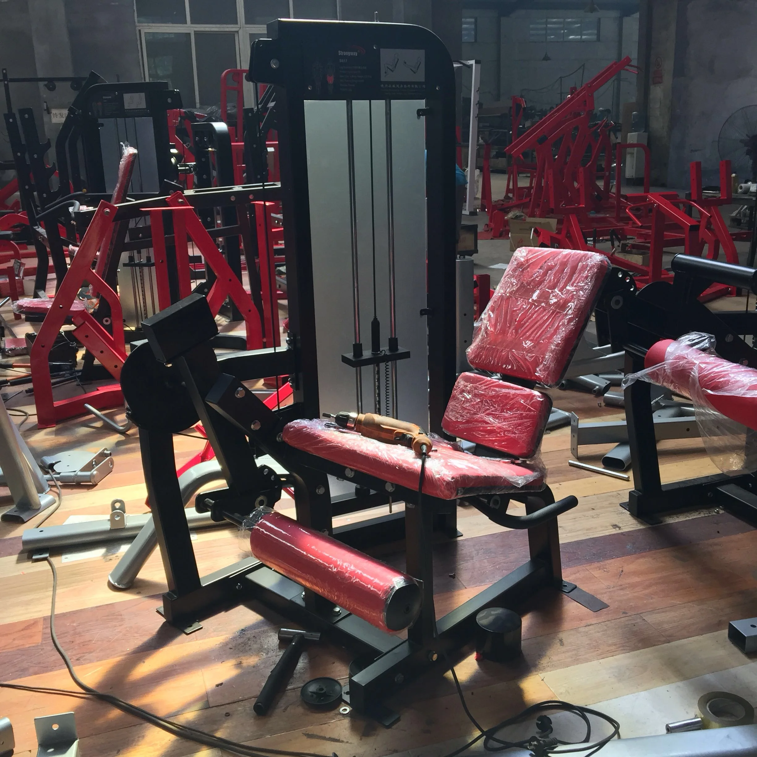 Commercial professional multifunctional fitness equipment with Leg Extension for gym.