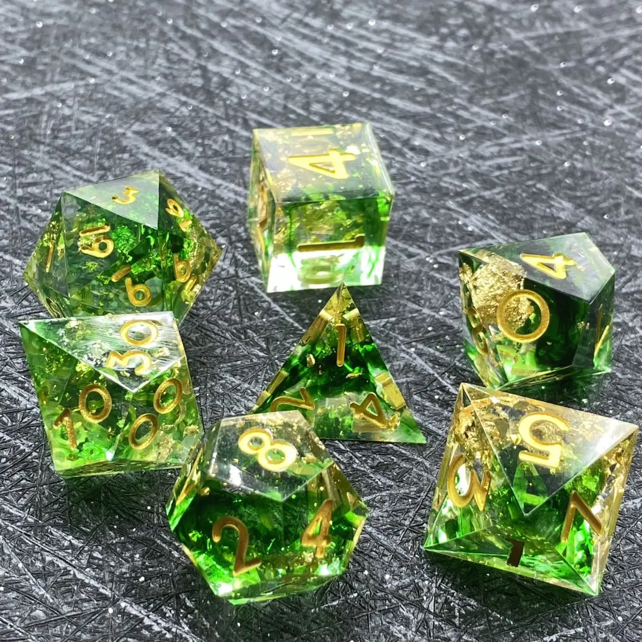 Пользовательские d8 гравированные d20 игральные кости 8 мм острые края горячая Распродажа смолы черный синий жидкий сердечник набор