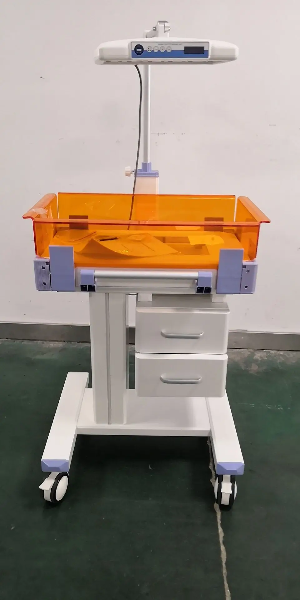 Anti-rusty aluminum alloy base infant warmer with phototherapy underneath infant warmer