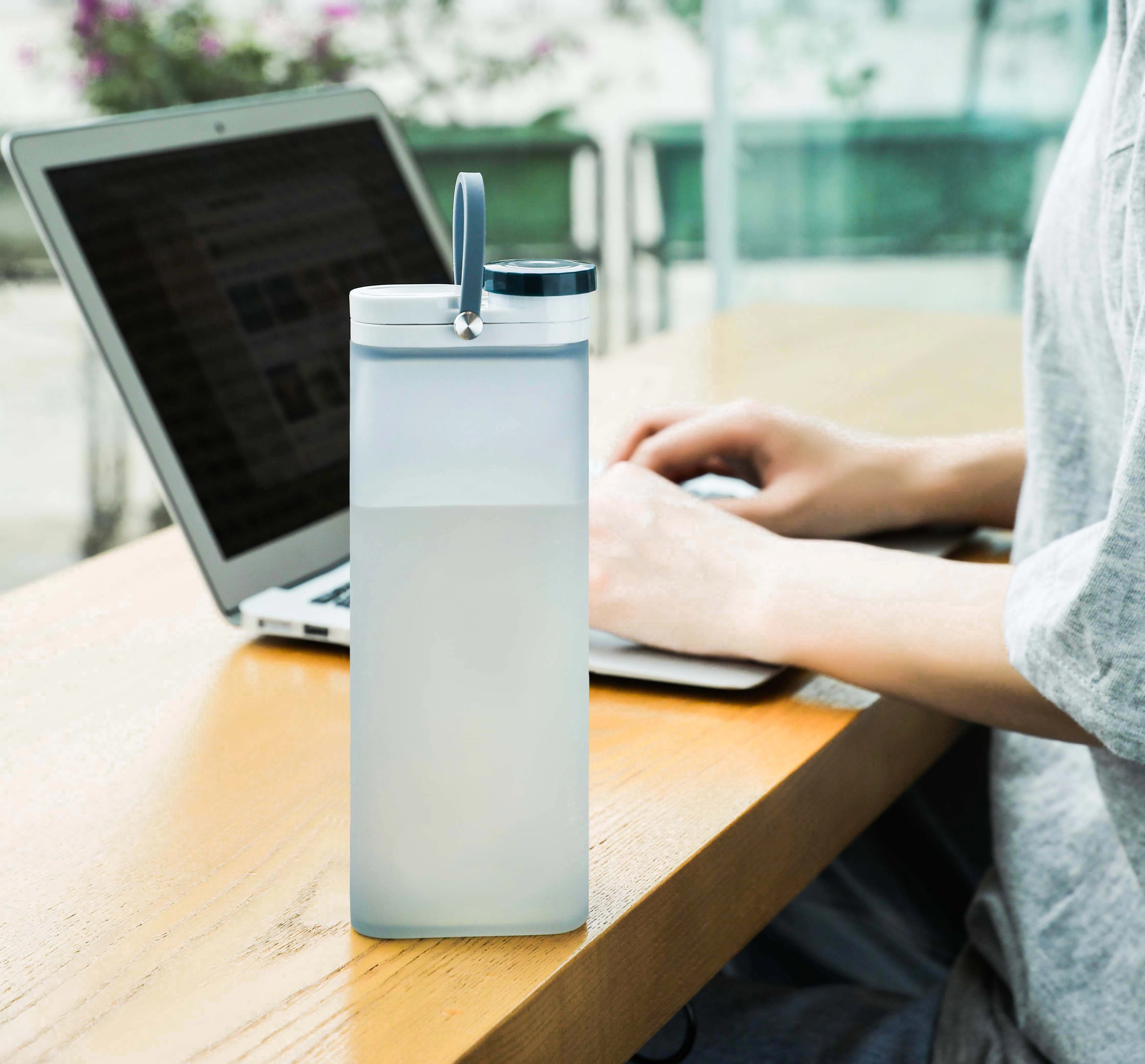 Factory Creative Design Collapsible Water Bottle BPA Free Silicone Soft Hand Feel  Water Bottle Wholesale