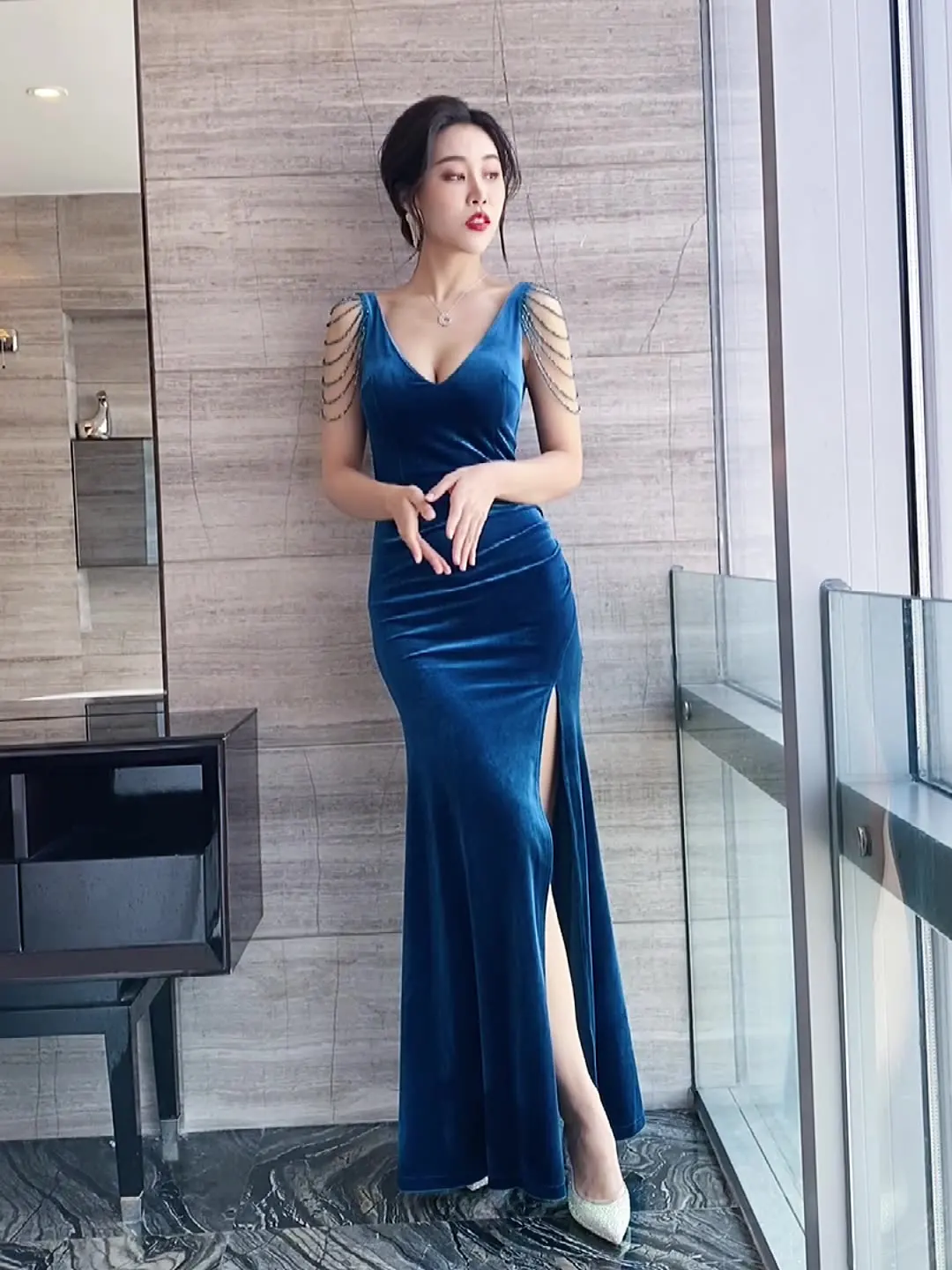 Sexy V Neck Modest Evening Gowns with Tassels Eye-Catching Formal Party Long Evening Dresses Prom Dress Long Trumpet Ball Gown