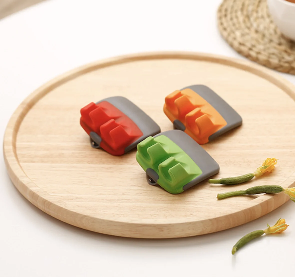 kitchen gadgets plastic special design hand protecter peeler