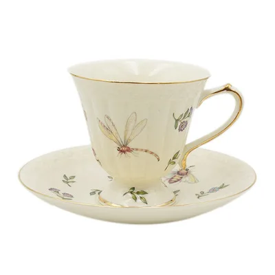 Французский восстановление древних способов Су ветра с каймой золотистого цвета молока желтая кофейная чашка и блюдце рисунком стрекозы бабочек цветов золотистым размывом для фотографий