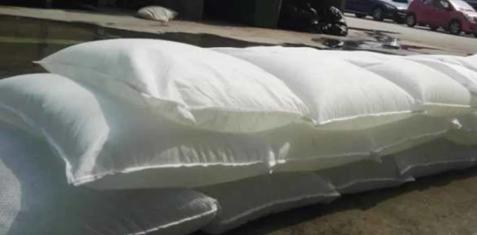 High super absorbent nonwoeven polymer water barrier sandbags flood door dam gate