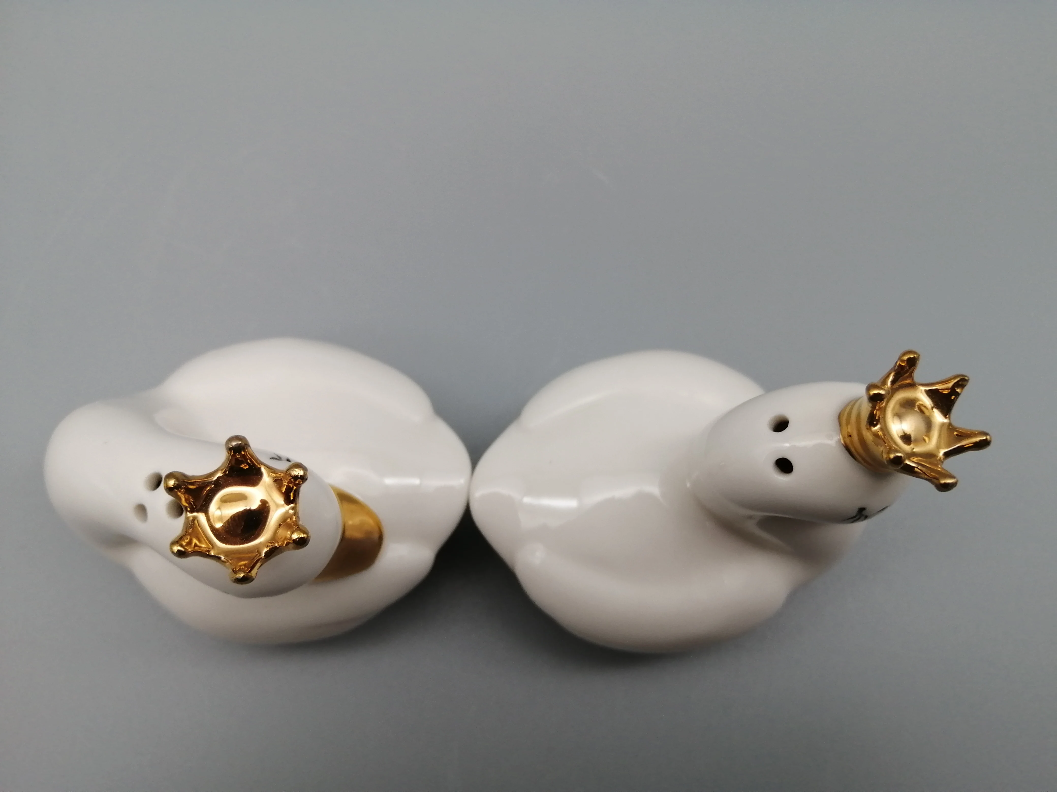 Wholesale price home decor white porcelain swan wih gold crown