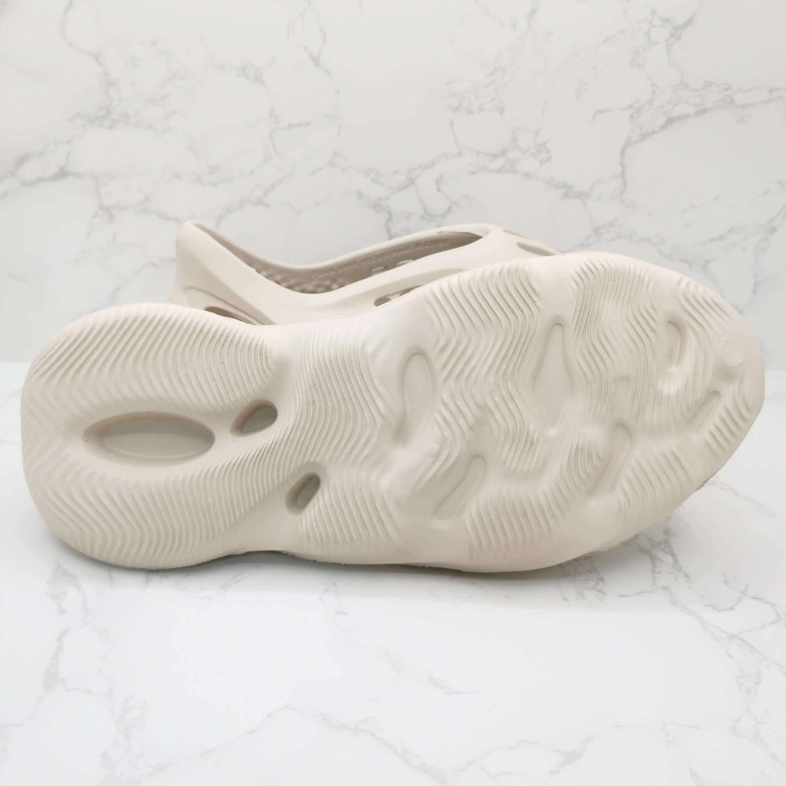 Hot Selling Men Women Designer Shoes Yeezy Slide Yeezy Foam Runner EVA Men Beach Yezzy Sandals