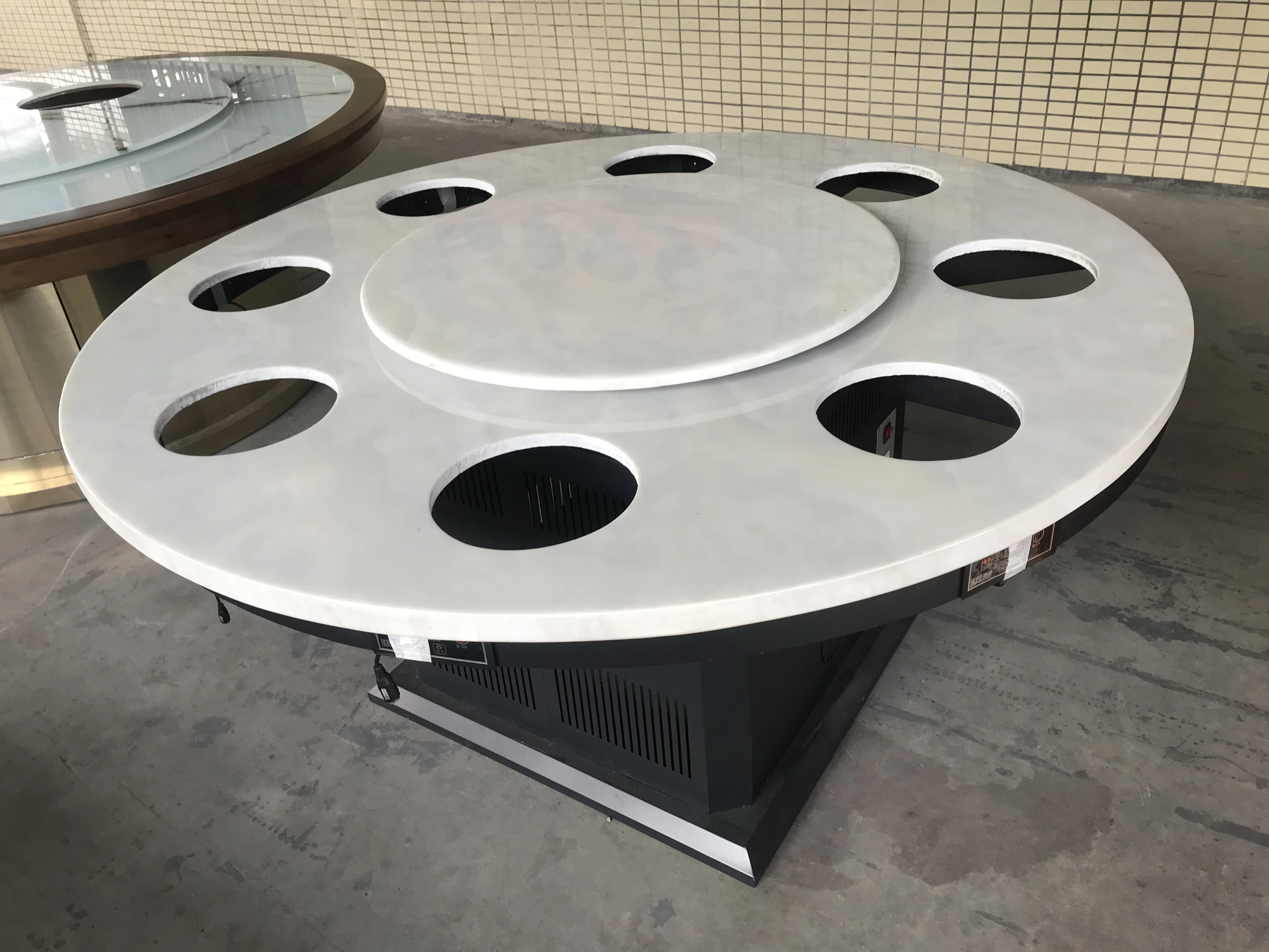 Китайский поставщик Изысканный резной металлический каркас для ресторана круглый горячий горшок обеденный деревянный стол